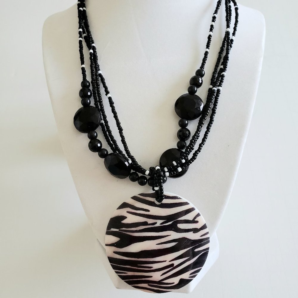 NEW. Black White Shell Fashion Necklace